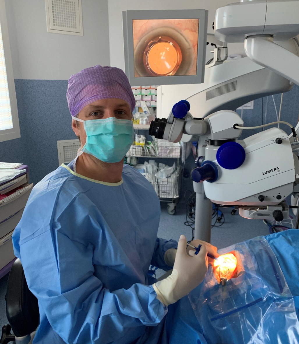 Fin d’intervention de la chirurgie de cataracte, implant déplié et centré (Dr Ghetemme)